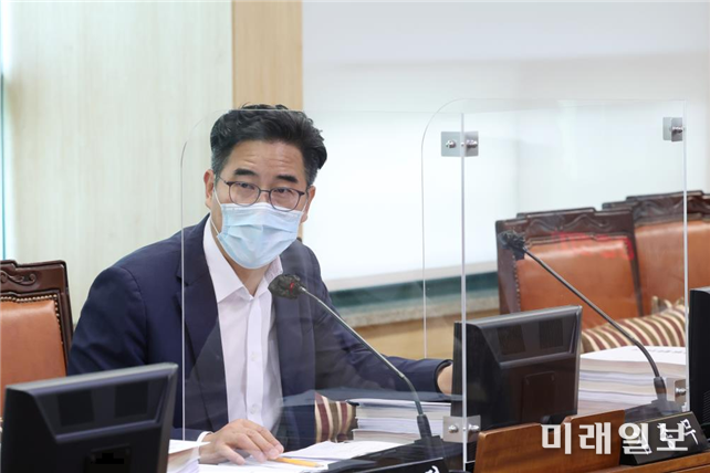 '서울특별시 도시 및 주거환경정비 조례 일부개정조례안'이 지난 13일 서울시의회 도시계획관리위원회 심의에서 보류된 가운데 김종무 서울시의원이 발언하고 있다./사진=서울시의회
