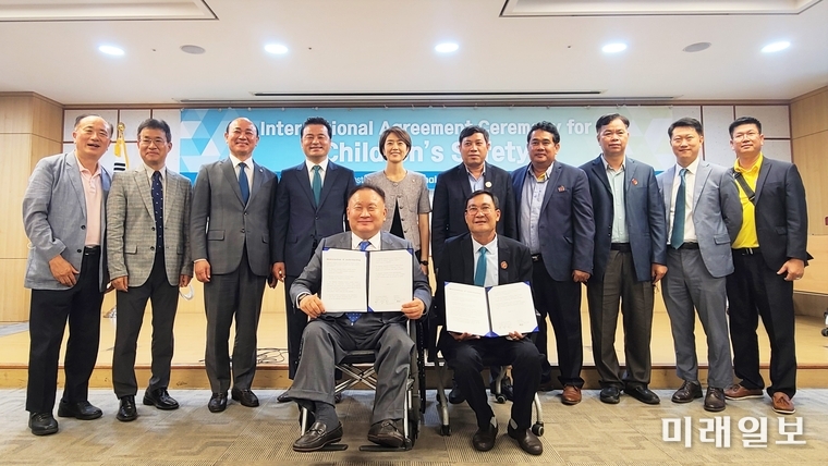 이상민 더불어민주당 의원이 17일 오전 서울 여의도 국회의원회관 제3세미나실에서 캄보디아 텝유티 국회의원·쏨 사로윤 시민봉사부 차관 등 캄보디아 한국 시찰단 50명이 참석한 가운데 한국·캄보디아 어린이 안전 국제 협약식을 체결하고 기념촬영을 하고 있다./ⓒ미래일보