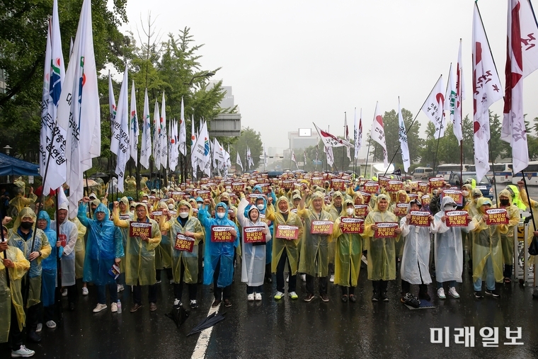 23일 오후 서울 용산구 대통령실 인근에서 공무원노동조합총연맹 조합원들이 '공무원보수위원회 위상 강화 촉구 공무원노동조합 결의대회'를 하고 있다./ⓒ미래일보