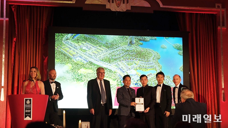 지난 23일 런던에서 열린 IPA 2022 시상식에서 베트남 Flamingo Group이 International Property Awards를 수상하고 있다./ⓒ미래일보