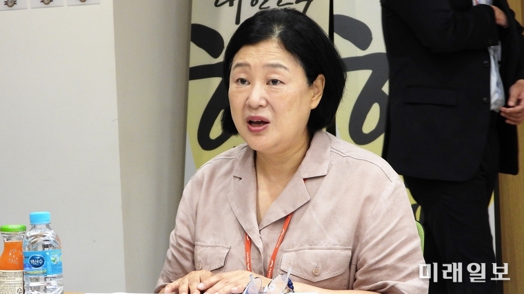 김정희 희망브리지 전국재해구호협회 사무총장이 8일 오후 서울 마포구 신수동 '희망브리지 전국재해구호협회' 회의실에서 가진 기자 간담회에서 발언하고 있다./사진=장건섭 기자