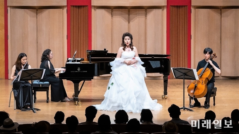 11일 오후, 서울 여의도 영산아트홀에서 개최된 제28회 서울예술가곡 '당신에게! 가곡을' 공연에서 소프라노 서진경이 '강건너 봄이 오듯'을 열창하고 있다./사진=서울우리예술가곡협회 제공