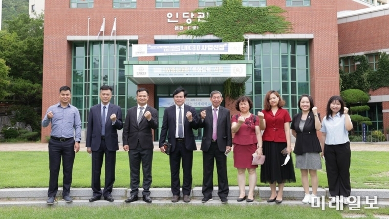 부이 광팅 하노이폴리텍대학 이사장(왼쪽에서 세번째)이 13일 오전 경남 김해시 인제로에 위치한 인제대학교와 학술교류 및 연수협력 업무협약 체결식을 마친 후 학교 관계자들과 함께 인당관 앞에서 기념촬영을 하고 있다./사진=하노이폴리텍대학 제공