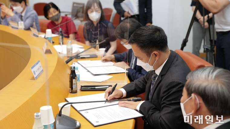 경남 김해시 인제로에 위치한 인제대학교(총장 전현민)가 13일 오전 교내 인당관 14층 회의실에서 베트남 하노이폴리텍대학(이사장 부이 광팅)과 학술교류 및 연수협력 업무협약 체결식을 갖고 있다./사진=인제대학교사진=하노이폴리텍대학 제공