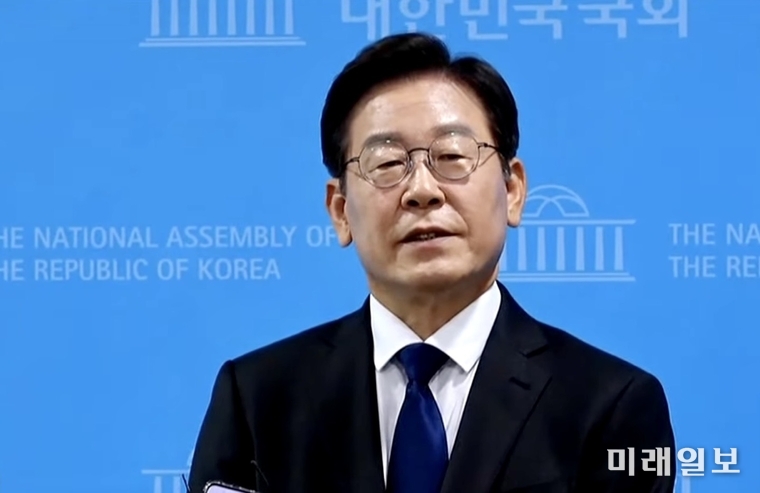 이재명 더불어민주당 의원이 17일 오후 서울 여의도 국회 소통관에서 당대표 출마 선언을 마친 뒤 취재진의 질문에 답변하고 있다./ⓒ미래일보