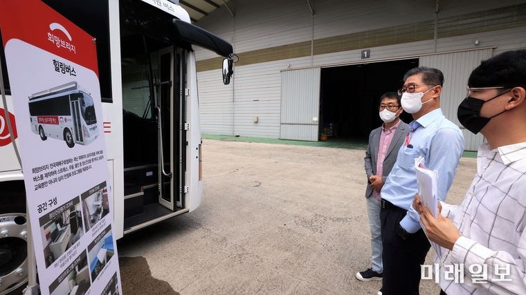 송필호 희망브리지 전국재해구호협회 회장이 26일 오전 경기도 파주시 소재 '파주재해구호물류센'를 방문 코로나19 재확산에 대비해 구호물품과 시설을 점검하고 있다./사진=희망브리지 제공