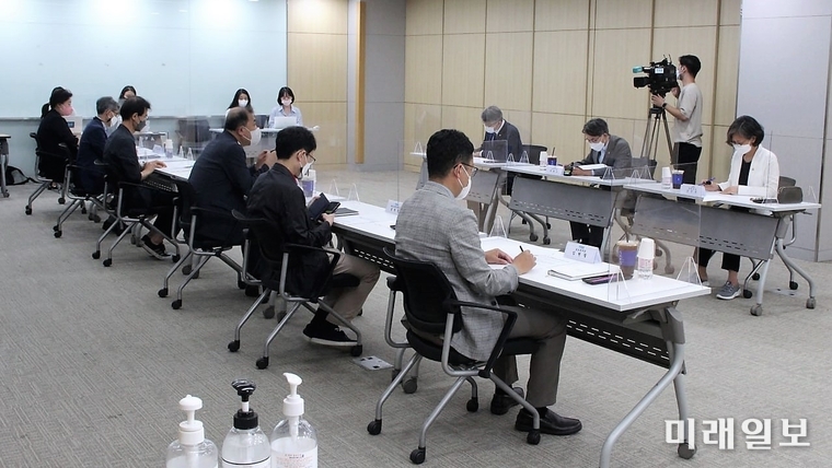 정필모·강민정·민형배 더불어민주당 의원이 28일 서울 마포구 상암동 TBS 본사를 격려 방문, 이강택 TBS 대표 등 관계자들을 격려하고 있다./사진=정필모 의원실 제공