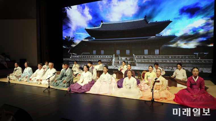 6일 오후 서울 강남구 봉은사로 한국문화재재단 '민속극장 풍류'에서 이동규가곡보존회 주최·주관으로 가곡 예능보유자 이동규 기획공연 '하늘과 땅과 사람의 노래' 공연이 펼쳐진 가운데 마지막 순서인 남녀합창 계면조 태평가 '이랴도'를 출연자 전원 모두가 참여해 합창하고 있다./사진=장건섭 기자