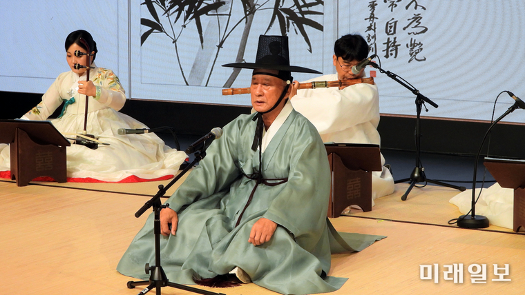 6일 오후 서울 강남구 봉은사로 한국문화재재단 '민속극장 풍류'에서 이동규가곡보존회 주최·주관으로 가곡 예능보유자 이동규 기획공연 '하늘과 땅과 사람의 노래' 공연이 펼쳐진 가운데 이동규 국가무형무화재 가곡 예능보유자가 남창가곡 우조 초수대엽 '동창이'를 독창하고 있다./사진=장건섭 기자