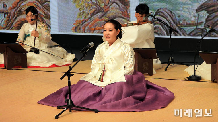 6일 오후 서울 강남구 봉은사로 한국문화재재단 '민속극장 풍류'에서 이동규가곡보존회 주최·주관으로 가곡 예능보유자 이동규 기획공연 '하늘과 땅과 사람의 노래' 공연이 펼쳐진 가운데 강숙현 풍류단 시가인 대표가 여창가곡 우조 거두 '일각이'를 독창하고 있다./사진=장건섭 기자