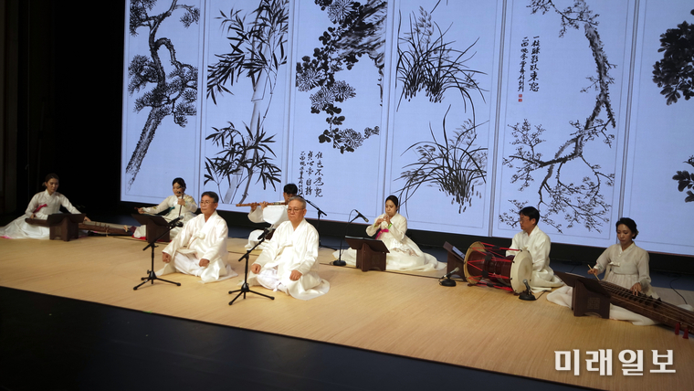 6일 오후 서울 강남구 봉은사로 한국문화재재단 '민속극장 풍류'에서 이동규가곡보존회 주최·주관으로 가곡 예능보유자 이동규 기획공연 '하늘과 땅과 사람의 노래' 공연이 펼쳐진 가운데 김영조·허영 가객이 남창가곡 계면조 초수대엽 '청석령'를 합창하고 있다./사진=장건섭 기자