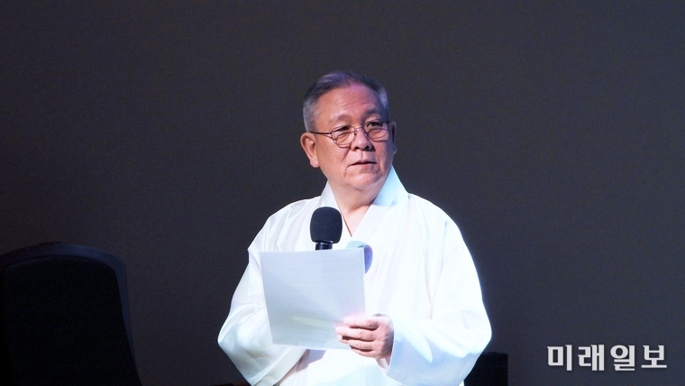 6일 오후 서울 강남구 봉은사로 한국문화재재단 '민속극장 풍류'에서 이동규가곡보존회 주최·주관으로 가곡 예능보유자 이동규 기획공연 '하늘과 땅과 사람의 노래' 공연이 펼쳐진 가운데 김영조 이동규가곡보존회 회장이 인사말을 하고 있다./사진=장건섭 기자