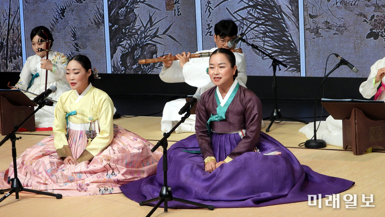 6일 오후 서울 강남구 봉은사로 한국문화재재단 '민속극장 풍류'에서 이동규가곡보존회 주최·주관으로 가곡 예능보유자 이동규 기획공연 '하늘과 땅과 사람의 노래' 공연이 펼쳐진 가운데 이성순·정마리 가객이 여창가곡 반우반계 반엽 '남하여'를 합창하고 있다./사진=장건섭 기자