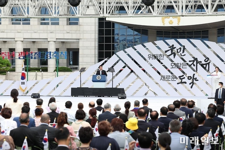 윤석열 대통령이 15일 오전 서울 용산 대통령실 잔디마당에서 열린 제77주년 광복절 경축식에서 경축사를 하고 있다./사진=대통령실 제공