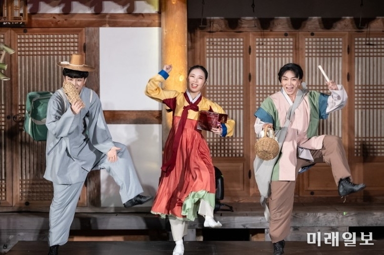 이달 19일부터 10월 22일까지 매주 금요일과 토요일 오후 7시 30분에 함라 한옥체험관 내 야외 상설공연장에서 16회에 걸쳐 개최되는 국악 뮤지컬 '허균, 함라에 날아들다' 공연./사진=익산시