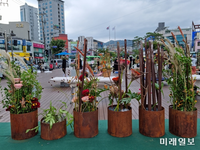우리나라 플로리스트(florist)의 가장 큰 대회인 '2022 국제꽃장식대회'가 지난 23일 부터 25일까지 서울 성북천 분수광장에서 개최된 가운데 행사 전시된 작품들./사진=방식꽃예술원