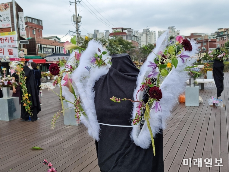 우리나라 플로리스트(florist)의 가장 큰 대회인 '2022 국제꽃장식대회'가 지난 23일 부터 25일까지 서울 성북천 분수광장에서 개최된 가운데 행사 전시된 작품들./사진=방식꽃예술원