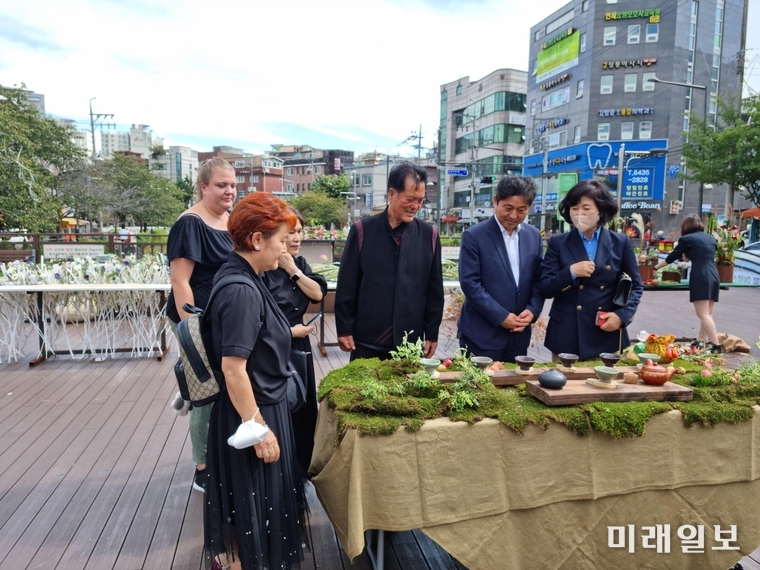 지난 23일 우리나라 플로리스트(florist)의 가장 큰 대회인 '2022 국제꽃장식대회'가 서울 성북천 분수광장에서 개최된 가운데 행사 관계자들이 작품을 관람하고 있다./사진=방식꽃예술원