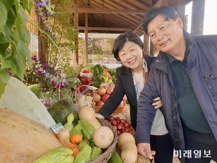 서영교 더불어민주당 의원이 10일 서울 중랑구 신내동에 위치한 중랑행복1농장에서 중랑도시농업협동조합 주최로 개최된 '사랑의 김장나눔 및 도시농업 평가회'에서 이병준 중랑도시농업협동조합장과 농산물을 살펴보고 있다./ⓒ미래이보