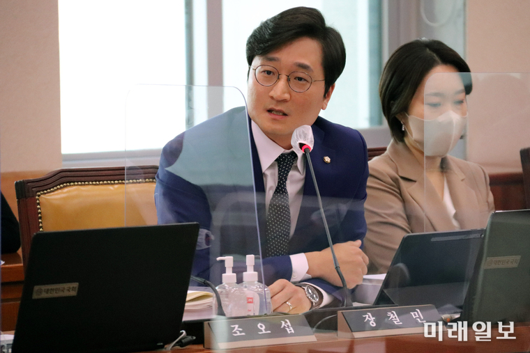 11일 서울 여의도 국회에서 열린 오봉역 사망사고 및 영등포역 탈선사고 관련 국회 국토교통위원회 현안보고 자리에서 장철민 더불어민주당 의원이 안전사고에 대해 원희룡 국토교통부 장관이 사고 발생 원인을 사람에게만 책임을 미룬다며 강하게 질타하고 있다./ⓒ미래일보