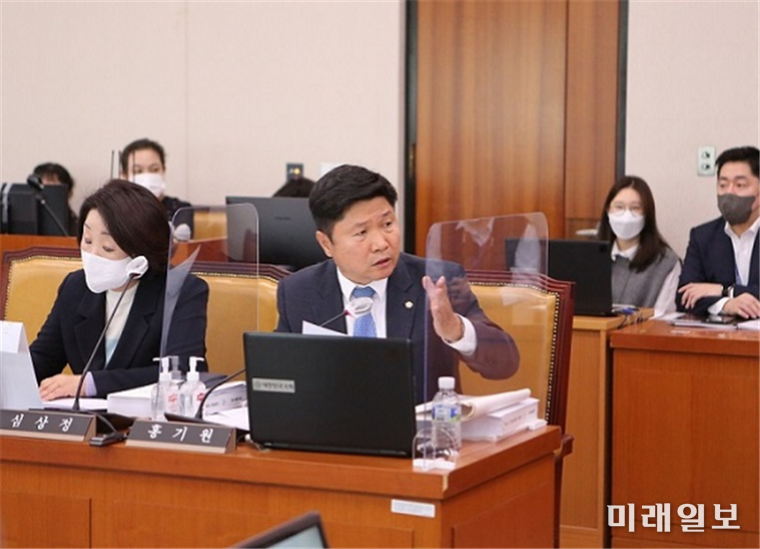 홍기원 더불어민주당 의원이 11일 서울 여의도 국회에서 열린 국토교통위원회 전체회의에서 오봉역 사고와 관련해 국토부와 코레일을 질타하고 있다./ⓒ미래일보
