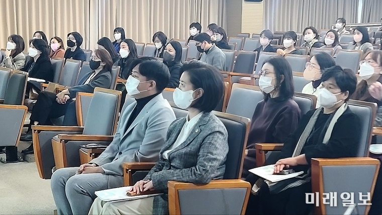 21일 오후 서울시청 서소문청사 후생동 4층 대강당에서 개최된 '청소년 성상담 전문화 필요성과 과제' 토론회가 열리고 있다./사진=장건섭 기자