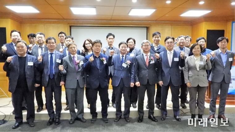 22일 오후 서울 중구 은행회관에서 열린 (사)서민금융연구원 주최·주관의 ‘보이스피싱으로부터 안전한 사회를 위한 범국민 정책토론회’에서 참석자들이 기념촬영을 하고 있다./사진=장건섭 기자