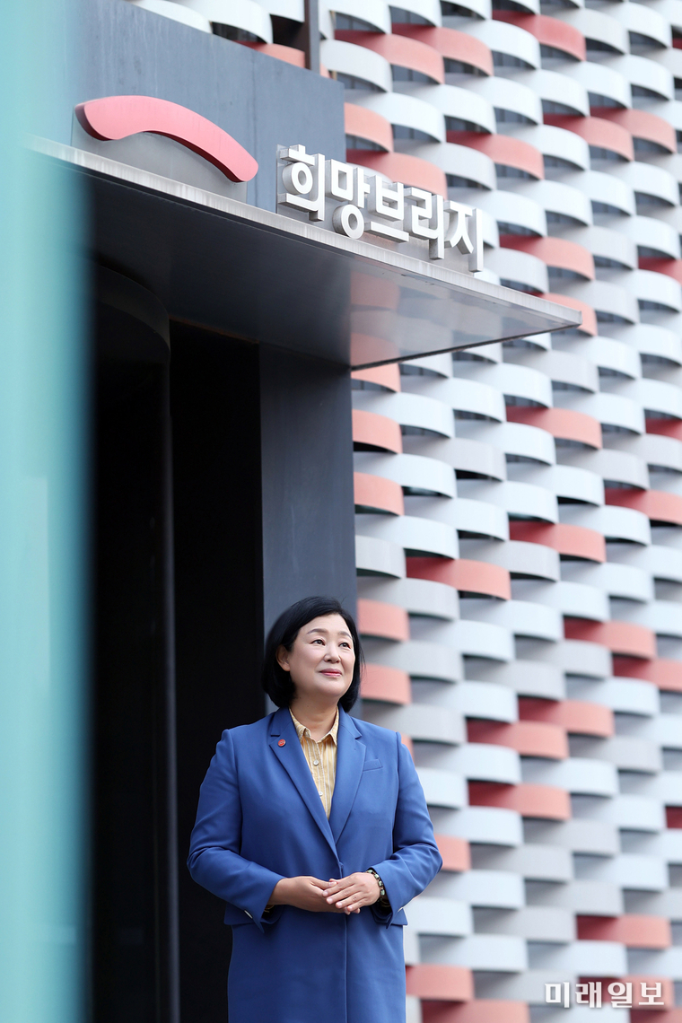 16일 한국프레스센터 20층 프레스클럽에서 열린 '2022 올해를 빛낸 한국인 대상'에서 ‘2022 올해의 재난구호활동대상’을 수상한 김정희 사무총장./사진=희망브리지 제공