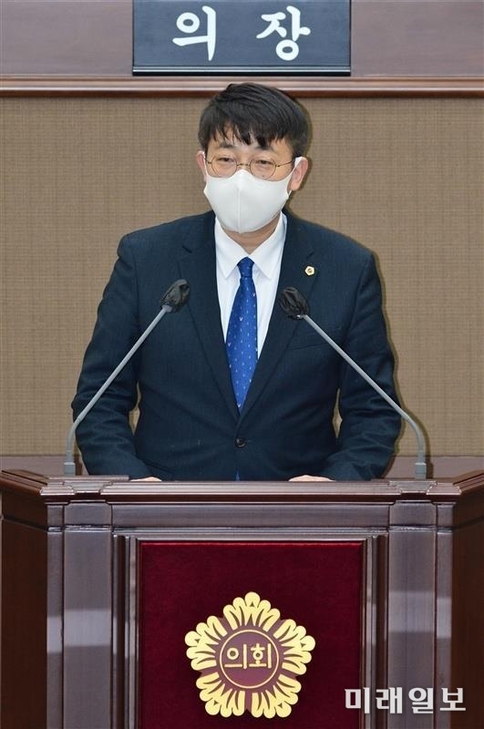 이병도 서울시의회 더불어민주당 의원이 16일 본회의에서 2023년 서울시 예산안의 문제점에 대해 반대토론하고 있다./사진=서울시의회