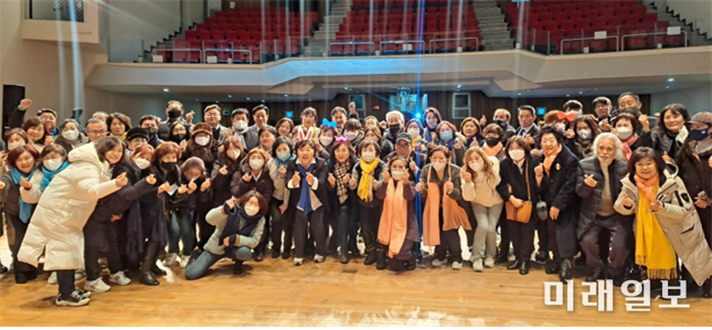 서영교 더불어민주당 의원이 지난 18일 '당원과 함께하는 중랑(갑) 송년회'에서 '아침이슬과''‘님을 위한 행진곡'을 합창한 후 참석 지역민들과 파이팅을 외치고 있다./사진=서영교 의원실