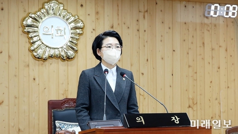 김보미 강진군의회 의장이 지난 14일 제285회 강진군의회 제2차 정례회 제2차 본회의 개회에서 회의를 주재하고 있다./ⓒ미래일보