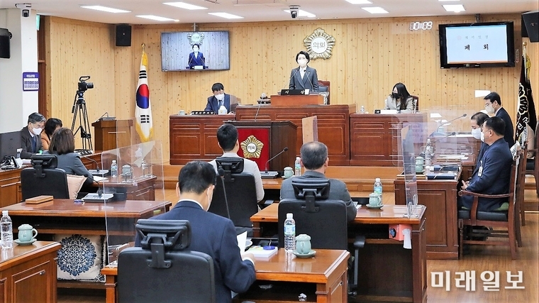 김보미 강진군의회 의장이 지난 14일 제285회 강진군의회 제2차 정례회 제2차 본회의 개회에서 회의를 주재하고 있다./ⓒ미래일보
