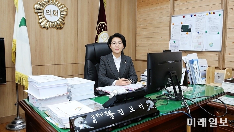 지난 19일 전남 강진군의회 의장실을 방문해 인터뷰를 가진 김보미 강진군의회 의장. 김 의;장은 지난 7월 전국 최연소 여성 의장에 선출되어 화재가 된 바 있다./ⓒ미래일보