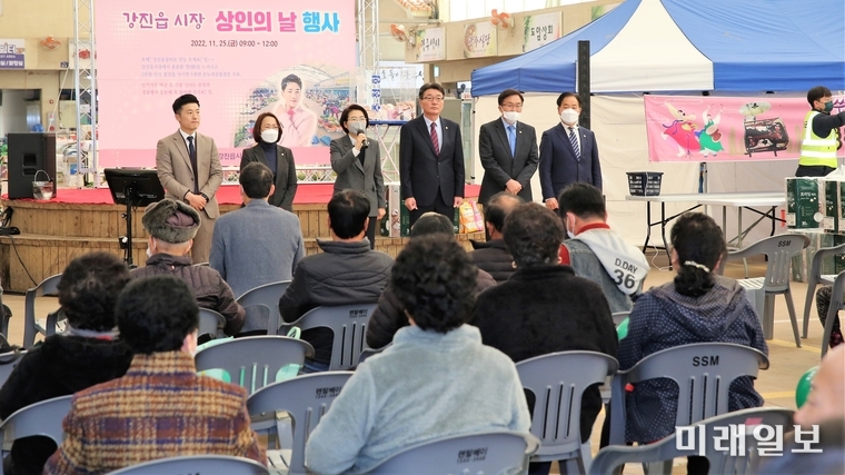 김보미 강진군의회 의장이 지난 11월 25일 강진읍시장에서 열린 '상인의날' 행사에서 참석해 인사말을 하고 있다./ⓒ미래일보