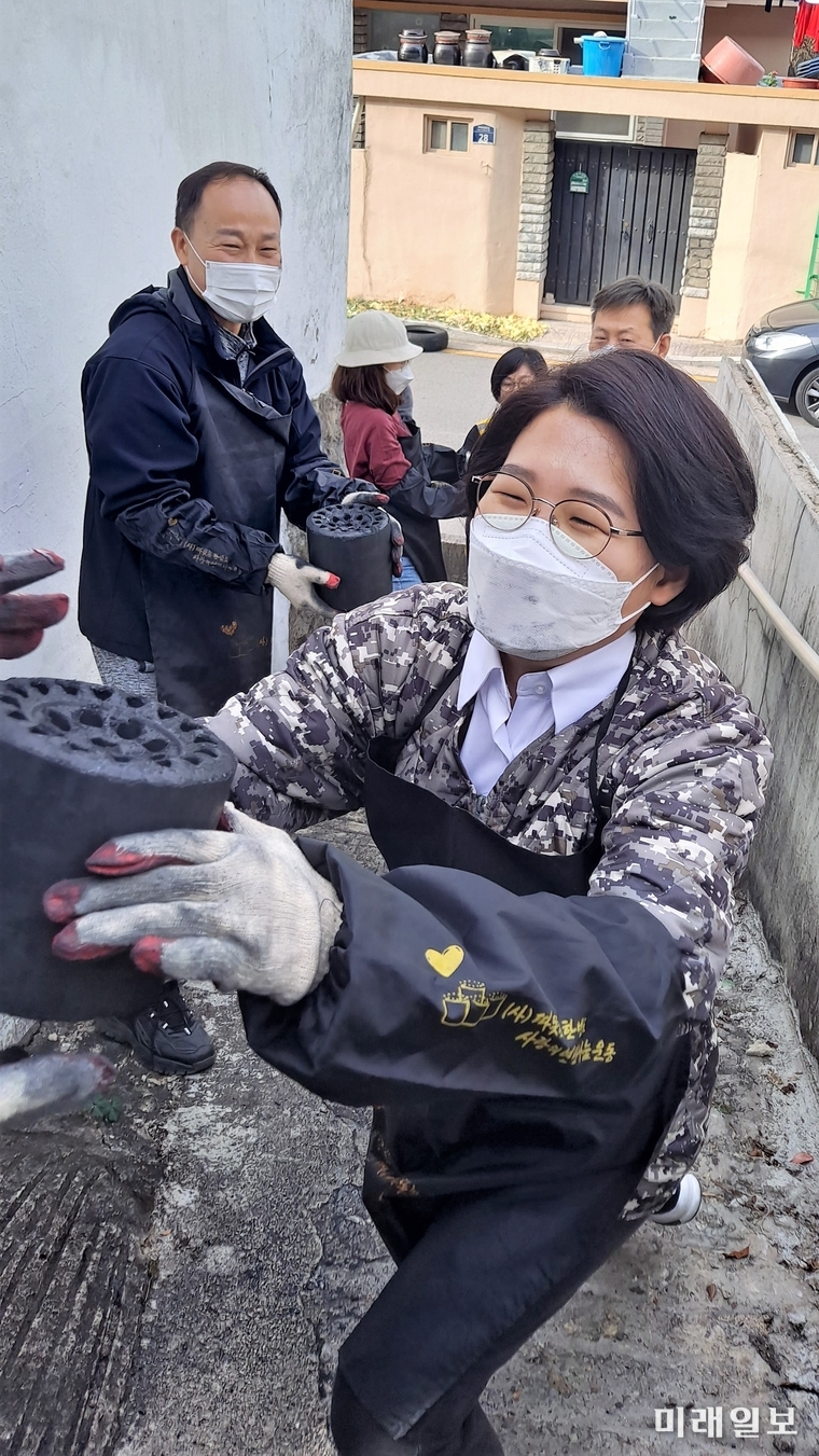 김보미 강진군의회 의장이 지난 11월 27일 김근태 재단 광주전남지부가 개최한 '22년 김근태 재단 사랑의 연탄나누기 봉사활동'에 참석, 광주광역시 내 취약계층에게 연탄을 직접 배달하는 '사랑의 연탄 나누기 봉사활동'을 펼치고 있다./ⓒ미래일보