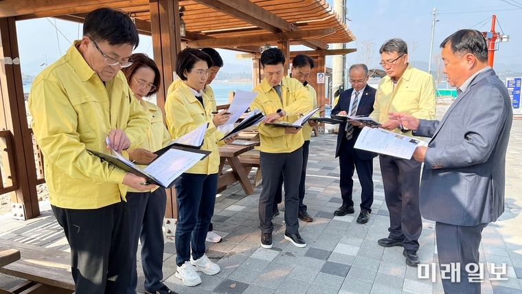 김보미 강진군의회 의장이 지난 11월 16일 제285회 강진군의회 제2차 정례회 행정복지회 행정 사무감사에서 현장을 방문해 감사를 진행하고 있다./ⓒ미래일보