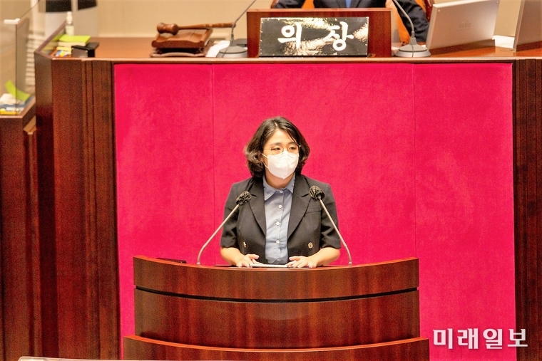 용혜인 의원이 23일 밤 서울 여의도 국회에서 열린 국회 본회의에서 "2023년 예산안은 부자들 세금 깎아주면 투자가 늘어 경제위기가 극복될 것이라는 메시지 뿐"이라며 "한국판 쇄국정책"이라고 꼬집었다./ⓒ미래일보