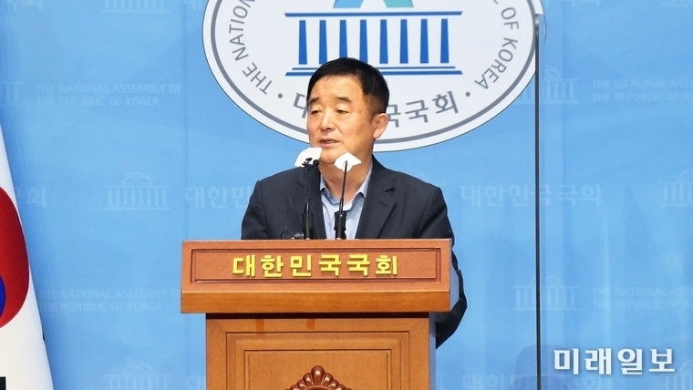 9일 사립대학의 구조개선 지원 및 폐교대학 소재 지역의 위기관리 국가지원 등의 내용을 담은 ‘사립대학의 구조개선 지원에 관한 법률안’을 대표 발의한 강득구 더불어민주당 의원./ⓒ 마래일보