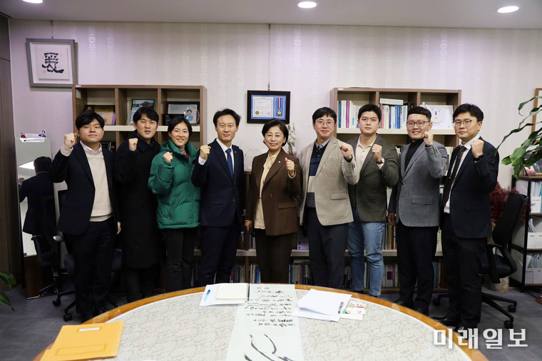 여야 청년 정치인을 중심으로 출범한 '정치개혁 2050' 이탄희 더불어민주당 의원 등 회원들이 지난 해 12월 22일 남인순 국회 정치개혁특별위원장을 면담하고 있다./사진=이탄희 의원실