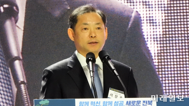 사답법인 재경전북도민회, 전라북도, 전북일보가 공동 주관해 개최한 '2023년 재경 전북도민 신년 인사회'가 16일 오후 서울 잠실학생체육관에서 열린 가운데 서장훈 전북일보 회장이 인사말을 하고 있다./사진=장건섭 기자