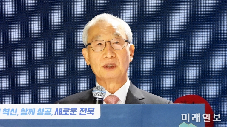 사답법인 재경전북도민회, 전라북도, 전북일보가 공동 주관해 개최한 '2023년 재경 전북도민 신년 인사회'가 16일 오후 서울 잠실학생체육관에서 열린 가운데 '제18회 자랑스런 전북인상'을 수상한 이강국 전 헌법재판소장이 수상소감을 밝히고 있다./사진=장건섭 기자