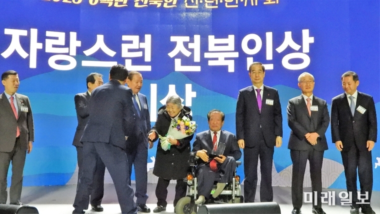 사답법인 재경전북도민회, 전라북도, 전북일보가 공동 주관해 개최한 '2023년 재경 전북도민 신년 인사회'가 16일 오후 서울 잠실학생체육관에서 열린 가운데 '제18회 자랑스런 전북인상'을 수상한 양복규 전주 동암고 이사장이 수상식 후 한덕수 국무총리 등으로 부터 축하를 받고 있다./사진=장건섭 기자