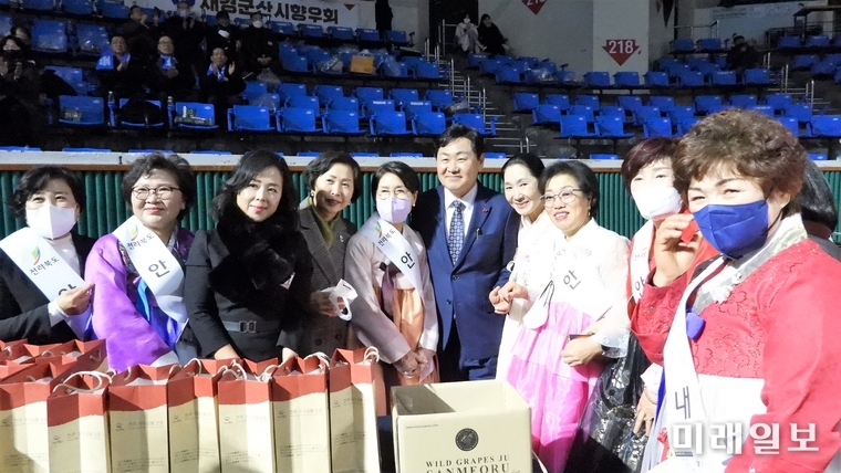 사답법인 재경전북도민회, 전라북도, 전북일보가 공동 주관해 개최한 '2023년 재경 전북도민 신년 인사회'가 16일 오후 서울 잠실학생체육관에서 열린 가운데 김관영 전북도지사가 재경전라북도민회 여성 회원들과 기념촬영을 하고 있다./사진=장건섭 기자