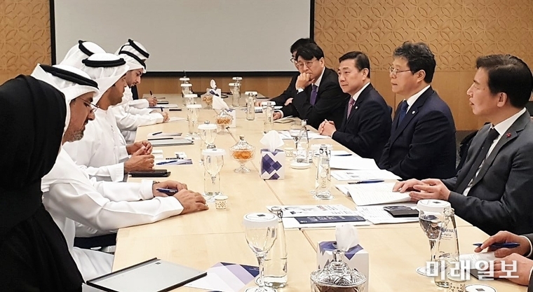 서영석 더불어민주당 의원 등 대표단이 지난 달 30일 최근 세계 최대 의료 자유무역지대인 아랍에미리트연합국(UAE) 두바이를 방문해 UAE 두바이 현지에서 국내 보건의료기기의 아랍 진출을 위한 아부다비 보건부(Department of Health-Abu Dhabi) 의장과 면담을 하고 있다./사진=성영석 의원실