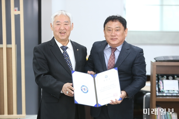 박상구선관위원장(왼쪽)이 9일 오전 연맹사무국에서 한국중고육상연맹 제20대 회장 선거 결과, 홍순철 당선인에게 당선증을 수여하고 있다./사진=권병창 기자