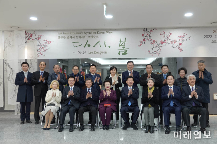 13일 오후 서울 여의도 국회의원회관 2층 전시관에서 열린 이동원 작가의 '한류를 넘어 동아시아 르네상스 <다시, 봄>' 오프닝 행사에서 전시회를 주관한 김두관 의원을 비롯해, 김진표 국회의장, 이배용 국가교육위원장, 장필화 한국여성재단 이사장, 서영교 의원, 박광온 의원, 최인호 의원, 이상헌 의원, 박재호 의원, 소병철 의원, 서삼석 의원 등 내외의 많은 인사들이 자리를 함께하고 있다./사진=김두관 의원실 제공