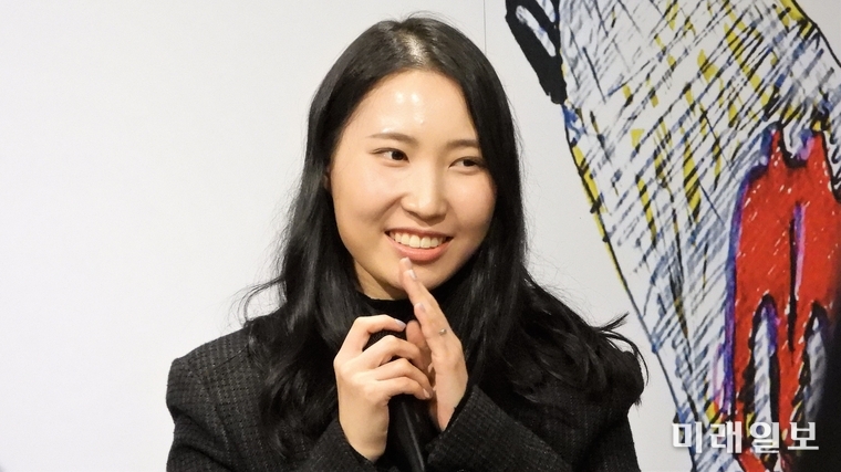 9일 오후 서울 강남구 신사동 하이스트리트 이탈리아 3층에서 진행된 '제7회 세계 이탈리아 디자인의 날' 행사에서 부산 동서대학교 대학 디자인 공모전 우승자인 유지나 학생이 참석해 미래 디자인에 대해 견해를 밝히고 있다./사진=장건섭 기자