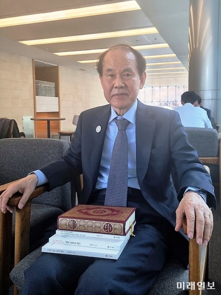 최영길 명지대학교 명예교수가 지난 3월 20일(현지시간) 사우디아라비아 수도 리야드(Riyadh) 소재 '파이살국왕상' 본부에서 열린 '2023년 파이살국왕상(King Faisal International Award)'시상식에서 잠시 휴식을 취하고 있다./사진=최영일 명지대학교 명예교수 제공