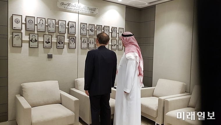 최영길 명지대학교 명예교수가 지난 3월 19일(현지시간) 사우디아라비아 수도 리야드(Riyadh) 소재 '파이살국왕상' 본부를 방문, 1979년부터 '파이살국왕상 이슬람 기여 수상자'들의 명단과 사진들이 영구 보존실에 걸려 전시실을 관계자와 함께 관람하고 있다./사진=파이살 국왕상 본부 제공