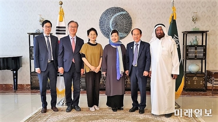 최영길 명지대학교 명예교수(왼쪽에서 다섯 번째)가 지난 3월 20일(현지시간) 사우디아라비아 수도 리야드(Riyadh) 소재 '파이살국왕상' 본부에서 열린 '2023년 파이살국왕상(King Faisal International Award)'시상식에서 수상 식 후 수필가이며 시낭송가인 부인 국혜숙(왼쪽에서 네번째) 작가 등 수상식 관계자들과 기념촬영을 하고 있다./사진=파이살 국왕상 본부 제공